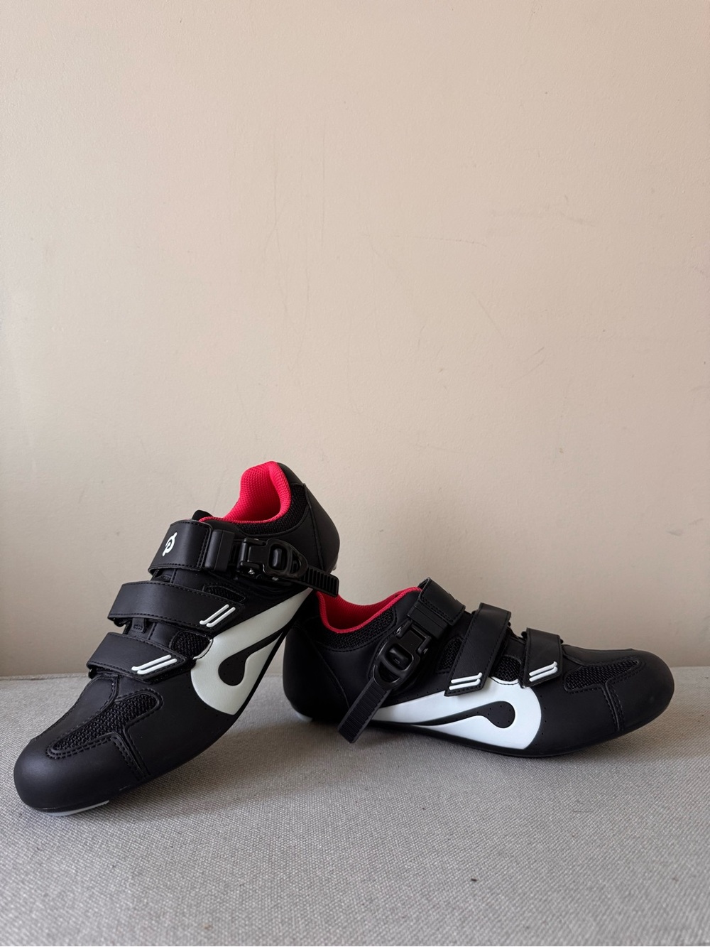 New no box Peloton Road Cycling Shoes EU 40 Black/White/Red Hook & Loop